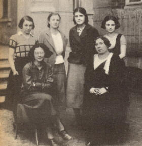 Simone Weil mit Mitschülerinnen